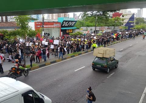 Com cartazes e faixas, multidão toma conta da avenida Djalma Batista em protesto