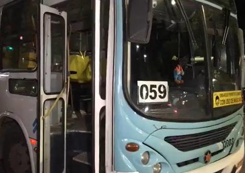 Em Manaus, trio armado invade linha 059 e faz arrastão 