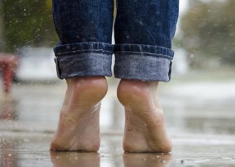 Dor na sola do pé ao amanhecer pode indicar doença; saiba mais