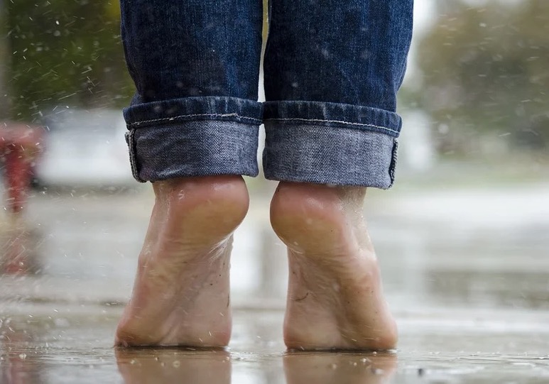 Dor na sola do pé ao amanhecer pode indicar doença; saiba mais