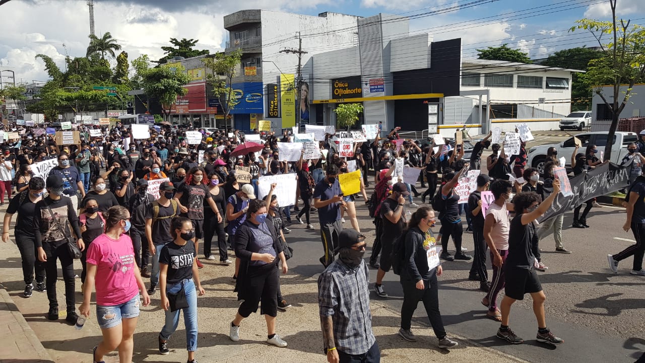 Com cartazes e faixas, multidão toma conta da avenida Djalma Batista em protesto