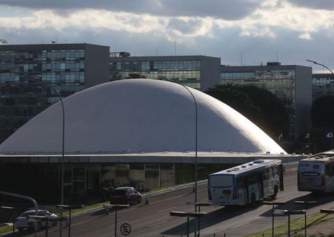 PL das fake news, que seria votado hoje no Senado, é retirado de pauta