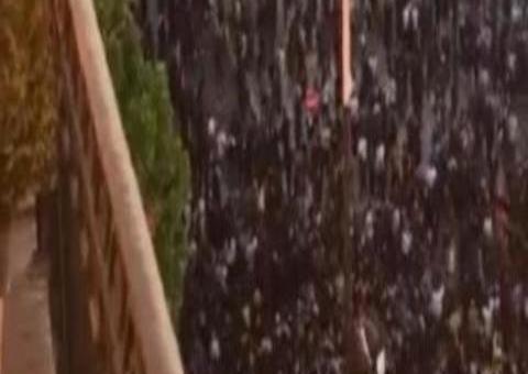 Manifestantes e policiais entram em confronto durante protesto antirracista em Paris