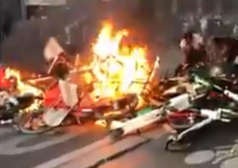 Vídeos mostram confrontos e quebra-quebra durante manifestação em Paris 