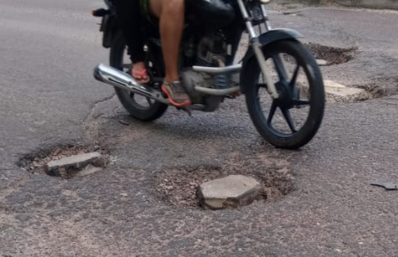 Idoso morre após cair de moto em movimento em avenida de Manaus