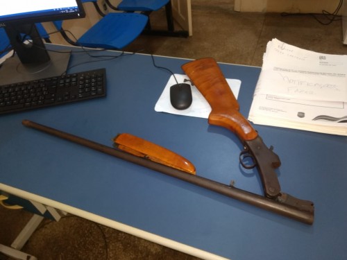 No Amazonas, mulher denuncia marido que prometeu 'estourar cabeça' dela com espingarda