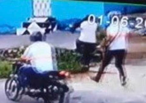 Vídeo flagra motoqueiros armados perseguindo mulher para roubar bolsa em Manaus  