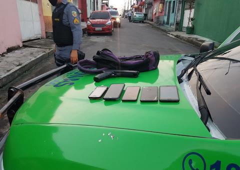 Com farda de empresa, dupla é presa ao ser flagrada fazendo arrastões pelas ruas de Manaus