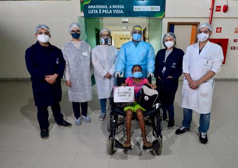 Recuperada, primeira paciente da ala indígena deixa hospital em Manaus