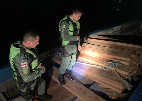 Homem é detido e canoa com madeira irregular é apreendida no rio Negro