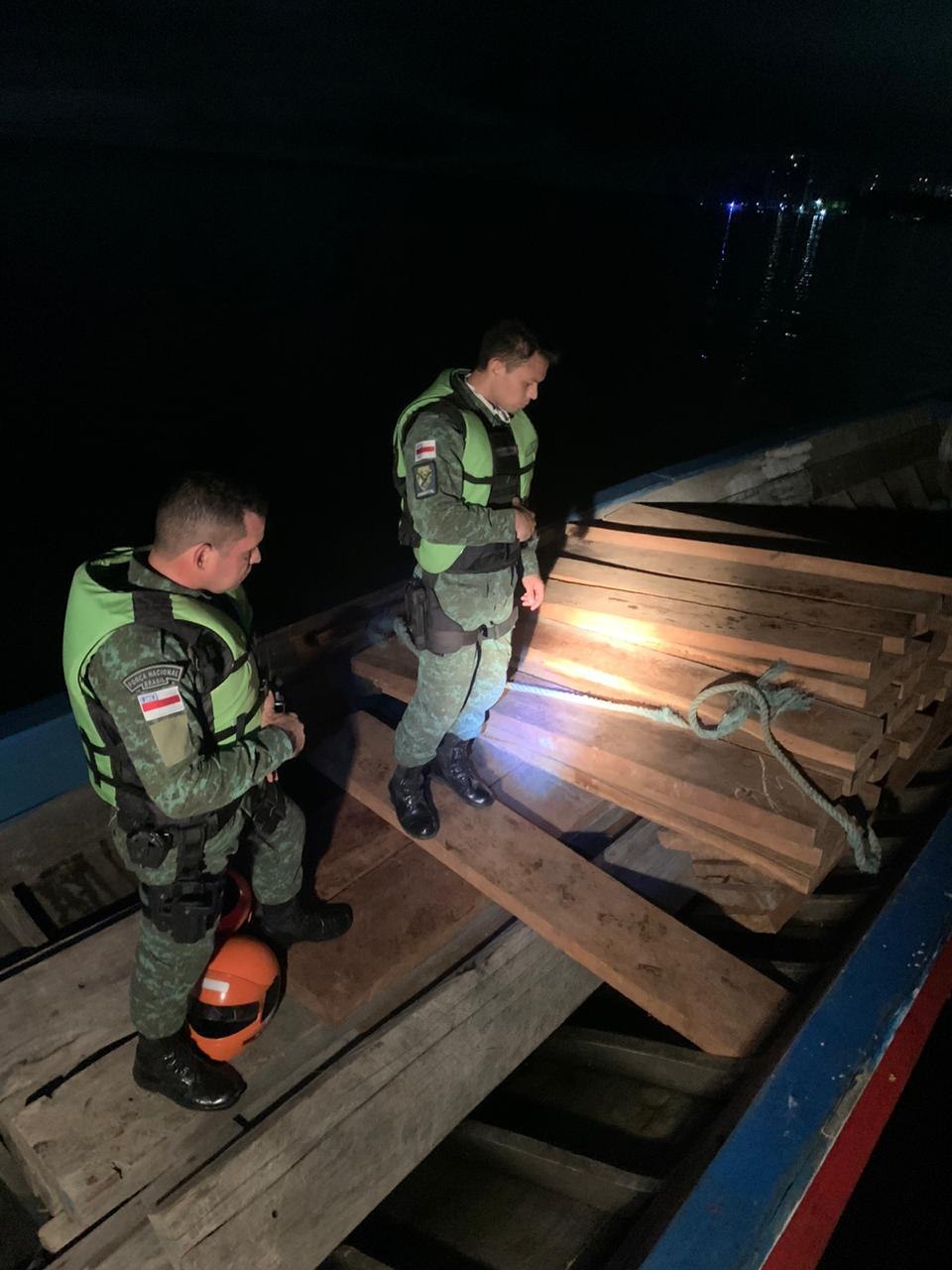 Homem é detido e canoa com madeira irregular é apreendida no rio Negro