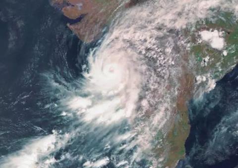 Ciclone Nisarga atinge costa da Índia e centenas de famílias abandonam casas