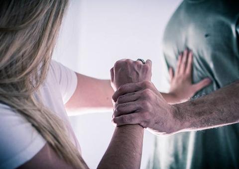 Homem invade casa da ex-mulher, rasga medida protetiva e joga no rosto dela