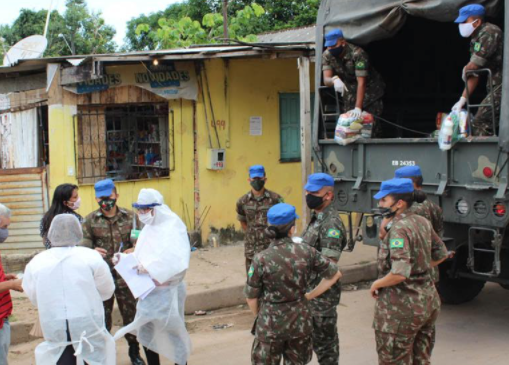 Parceria entre escola e Exército distribui cestas para mais de 500 alunos em Manaus