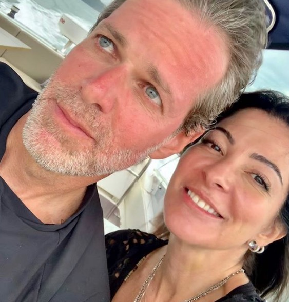 Em foto rara, Ana Paula Padrão posa com marido e surpreende seguidoras: 'gato'