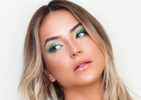 Ex-BBB Gabi Martins exibe seios fartos durante ensaio sensual