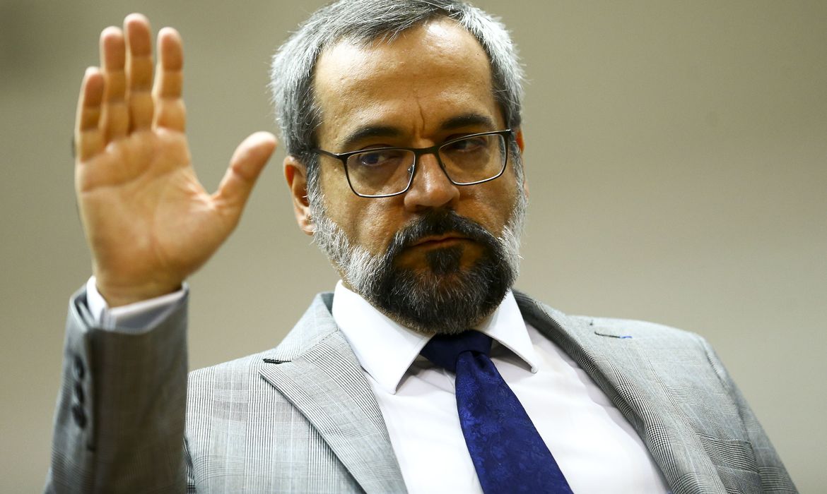 Ministro da Educação deve deixar governo, diz site