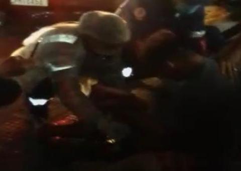 Homem escapa da morte ao levar terçadadas dentro de terminal de ônibus em Manaus