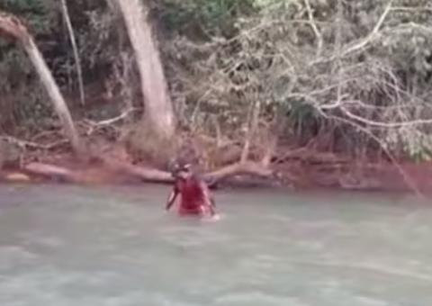 Menino de 11 anos tenta resgatar irmão em rio e morre afogado