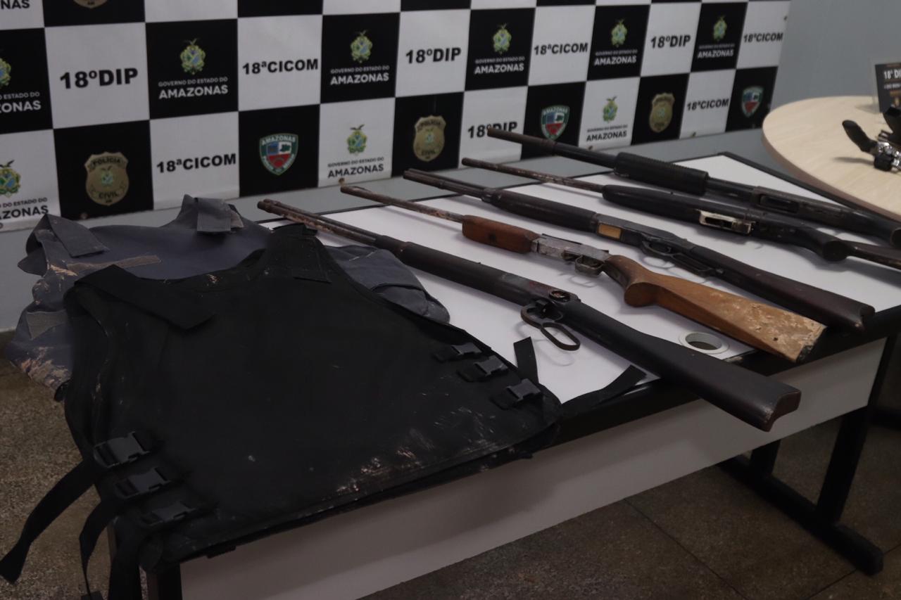 'Donos' da Comunidade Celebridade são presos com arsenal de facção em Manaus