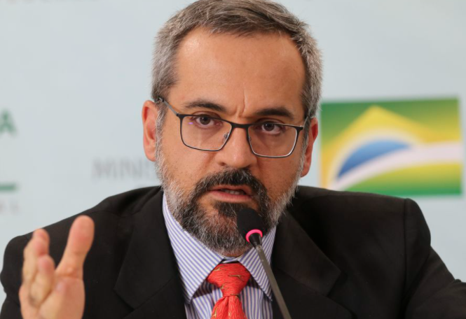 Weintraub deixa PF após depor por 30 minutos sobre suposto crime de racismo