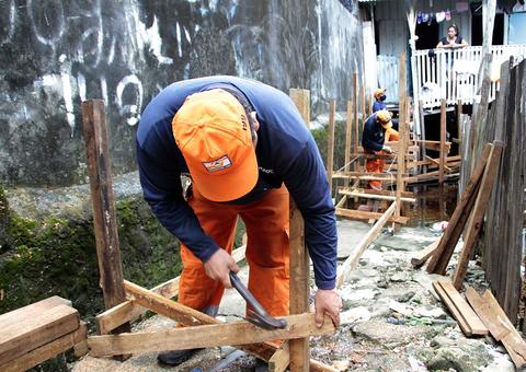 Construção de pontes provisórias avança em Manaus