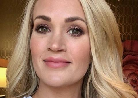 Cantora americana Carrie Underwood lança máscaras com suas iniciais e vira piada no Brasil
