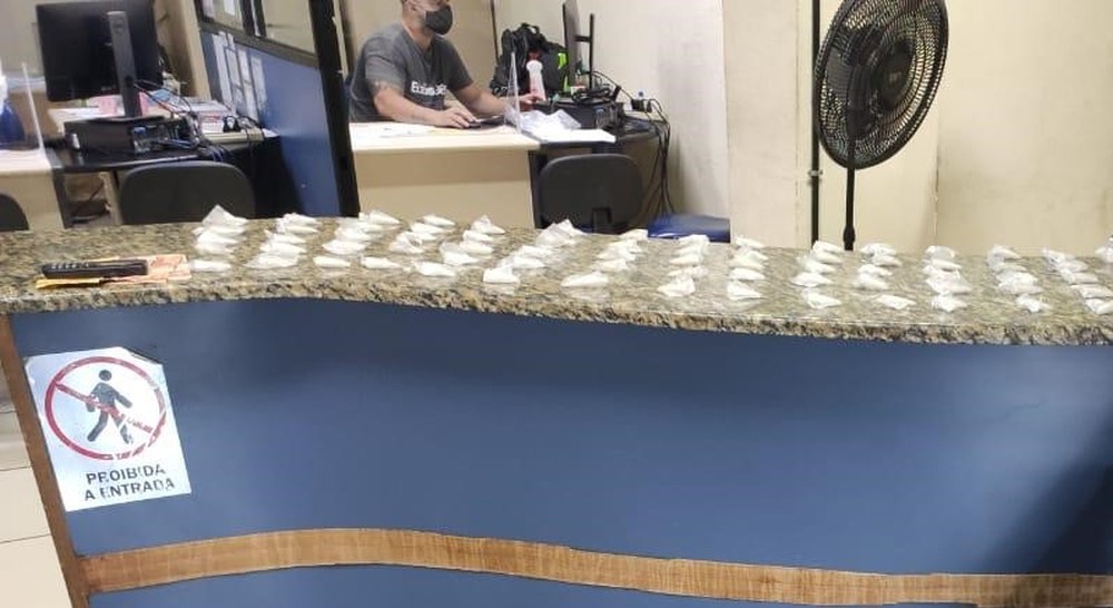 Mãe joga filho de três anos no chão para fugir da polícia durante abordagem