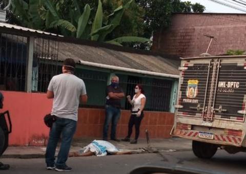 Homem morre ao colidir com barra de ferro e despencar de motocicleta em Manaus