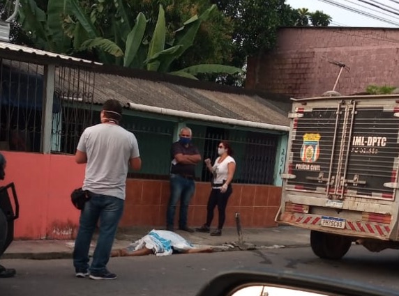 Homem morre ao colidir com barra de ferro e despencar de motocicleta em Manaus