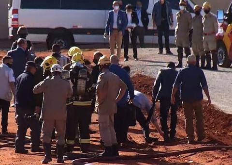 Sem máscara, Bolsonaro chega a Goiás e participa de inauguração de hospital de campanha 