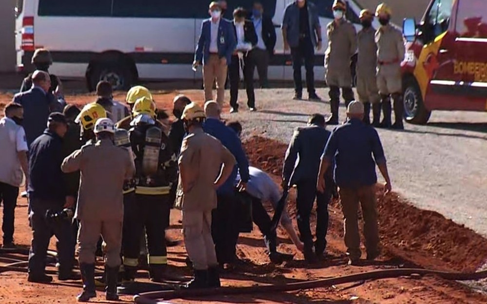 Sem máscara, Bolsonaro chega a Goiás e participa de inauguração de hospital de campanha 
