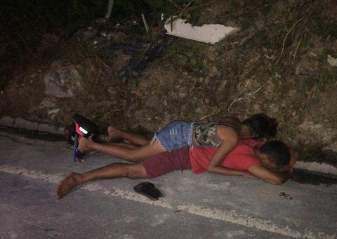 Casal do crime se abraça após ter assalto frustrado por policial em Manaus
