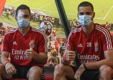 Torcida apedreja ônibus do Benfica e dois jogadores ficam feridos