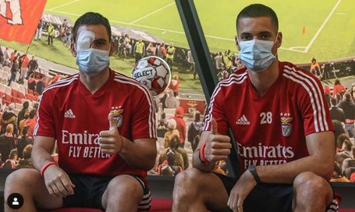 Torcida apedreja ônibus do Benfica e dois jogadores ficam feridos