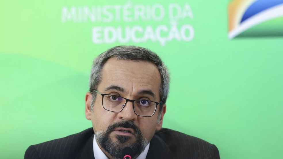 Enem pode ser suspenso em 2021 e universidades podem fechar por falta de dinheiro, diz Weintraub