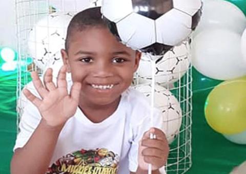 Com gritos 'e se fosse ao contrário?' manifestantes cobram por justiça pela morte de menino de 5 anos