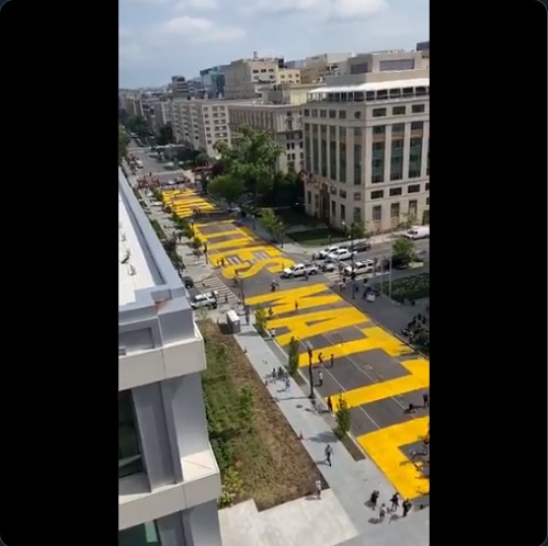 Manifestantes pintam 'Black Lives Matter' na rua em direção à Casa Branca