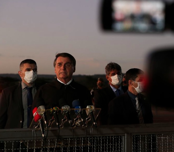 Seguindo exemplo dos EUA, Bolsonaro diz que Brasil também pode deixar OMS