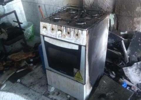 Em Manaus, casa pega fogo e deixa morador ferido em conjunto residencial