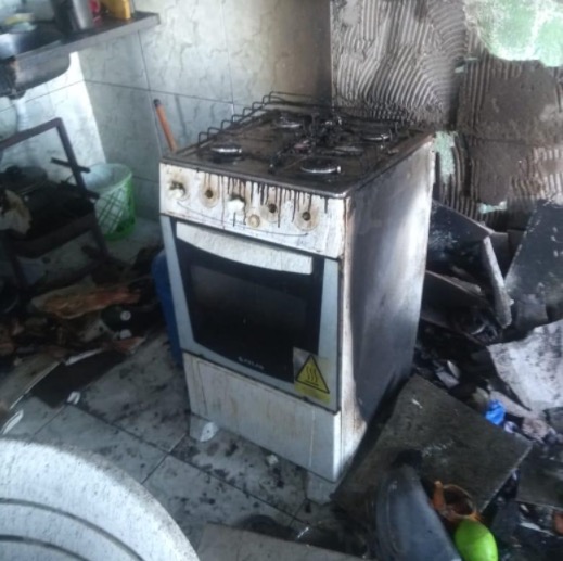 Em Manaus, casa pega fogo e deixa morador ferido em conjunto residencial