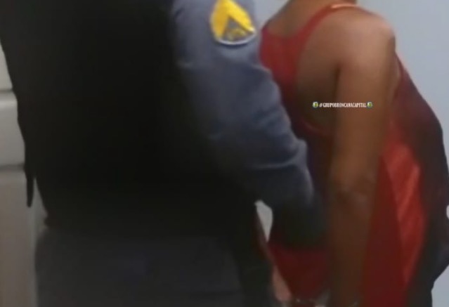 Descontrolada, mulher é presa após bater na mãe e atirar pedras em carros em Manaus