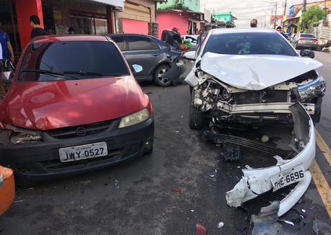 Motorista escapa de linchamento após destruir 4 carros e deixar homem ferido em acidente em Manaus
