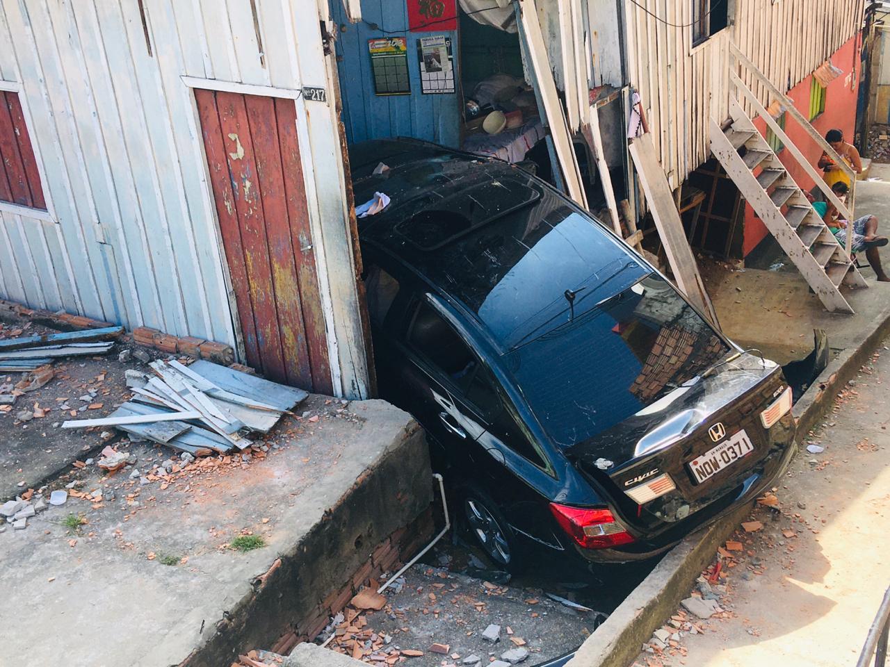 Bêbado, motorista destrói casa e mata cachorro prensado em Manaus