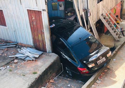 Bêbado, motorista destrói casa e mata cachorro prensado em Manaus