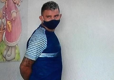 Pai que aparece em vídeo espancando bebê é preso em Manaus