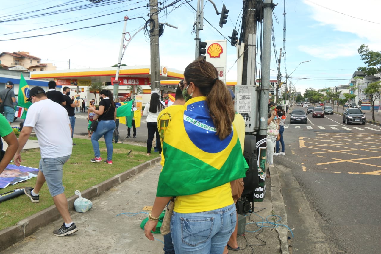 Manifestação em Manaus tem respeito à bandeira e apoio ao presidente Jair Bolsonaro 