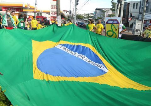 Manifestação em Manaus tem respeito à bandeira e apoio ao presidente Jair Bolsonaro 