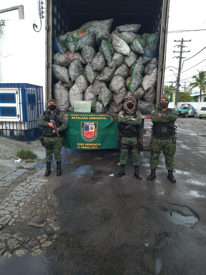 Motorista é detido transportando caminhão cheio de carvão vegetal ilegal em Manaus 
