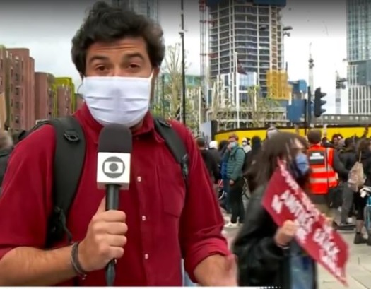 Manifestante interrompe reportagem e xinga Bolsonaro: 'vai se f****'